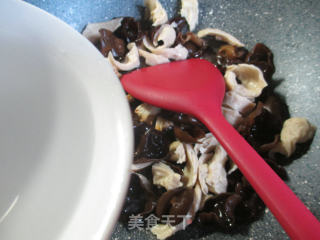 Fried Gluten with Light Pepper and Black Fungus recipe