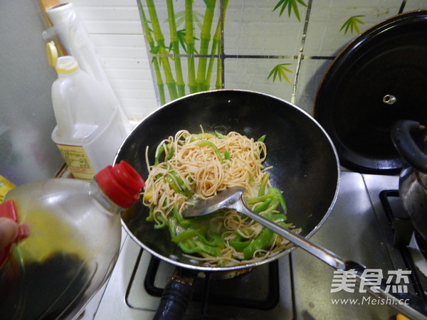 Stir-fried Shredded Bean with Green Pepper recipe