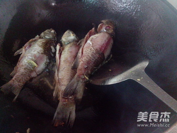 Mushroom and Crucian Carp Soup recipe