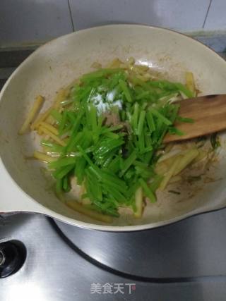 Stir-fried Shredded Potatoes with Celery recipe