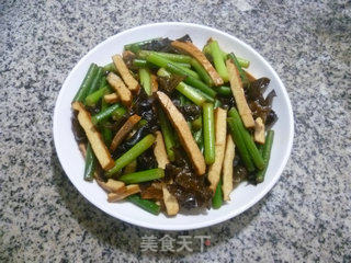 Stir-fried Garlic Sprouts with Dried Black Fungus recipe