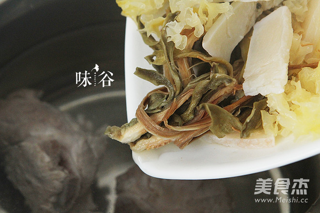 Bawang Flower Tremella Pork Bone Nourishing Lung Soup recipe