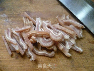 Stir-fried Pork Ears with Garlic Stalks recipe