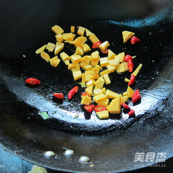 Diced Pumpkin Fried Noodles recipe