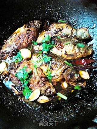 Pan-fried Small River Crucian Carp recipe