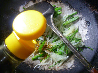 Stir-fried Shredded Potatoes with Asparagus Tips recipe