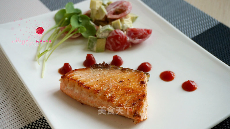 Fried Salmon and Avocado Salad