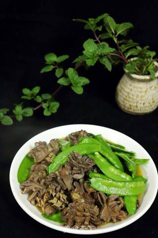 Stir-fried Snow Peas with Chicken Gizzards recipe