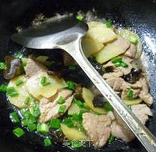 Lean Pork and Potatoes Stir-fried Black Fungus recipe