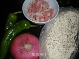 Green Pepper Shredded Pork Topped with Noodles recipe