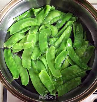 Fried Sausage with Snow Pea recipe