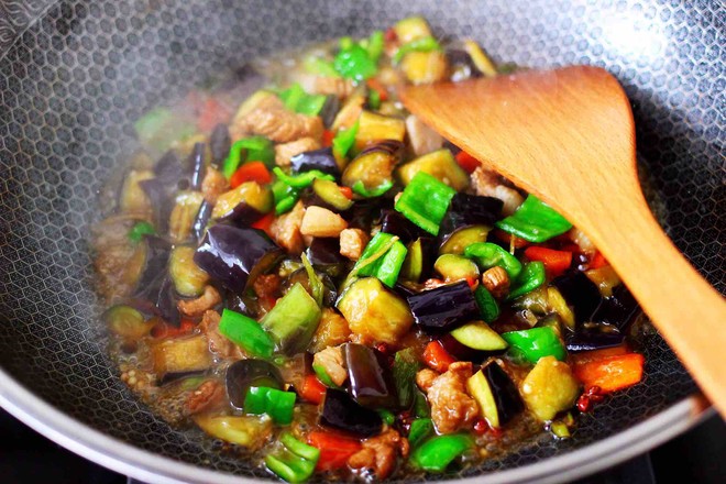 Stir-fried Diced Pork with Eggplant and Double Pepper recipe