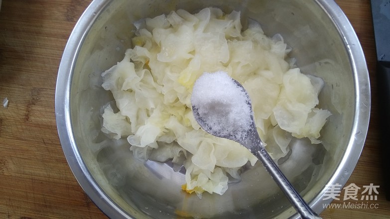 Fresh White Fungus Mixed with Chrysanthemum recipe