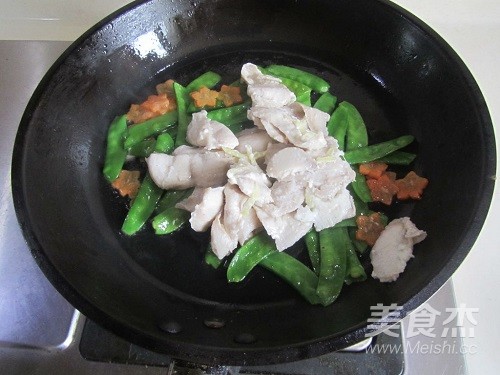 Stir-fried Colorful Fish Fillet with Snow Peas recipe