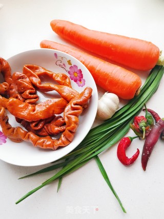 Stir-fried Pork Intestines with Shredded Carrots recipe