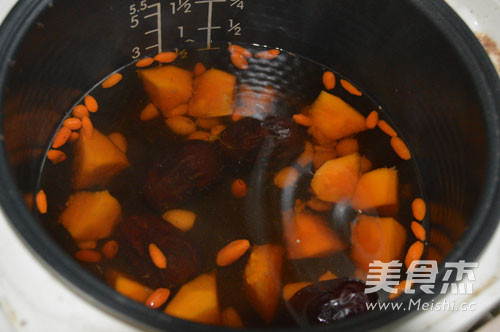 Papaya, Red Date, Wolfberry and Peanut Soup recipe