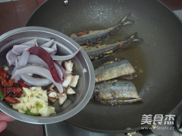 Stewed Saury with Onion and Shiitake Mushrooms recipe