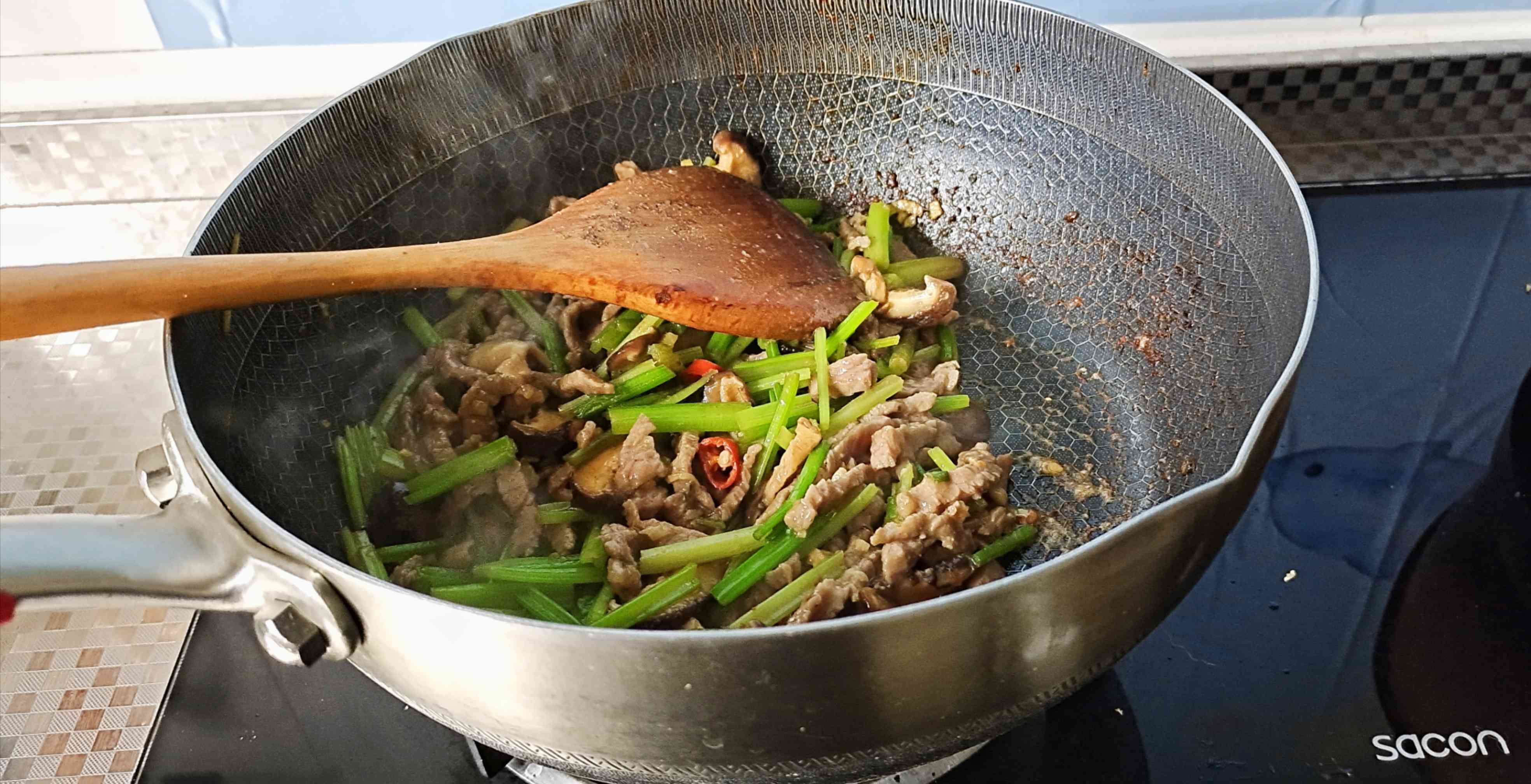 Home-made Tender and Tender Beef Shreds are Super Served with Rice...celery Fried Beef recipe