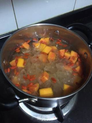 Papaya and Tremella Soup recipe