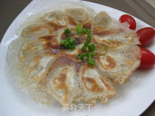 Frozen Dumplings Can Also Make Beautiful Ice Flowers ------ Ice Flower Fried Dumplings recipe