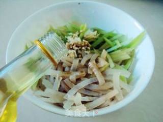 Lettuce Mixed with Pork Skin recipe