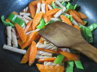 Stir-fried Bean Tendons with Green Peppers and Carrots recipe