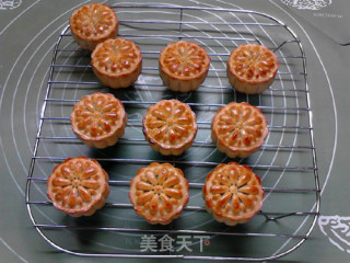 Creamy Chestnut Paste Mooncakes recipe