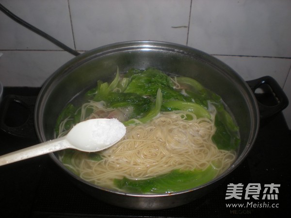 Lettuce Sausage Noodle recipe