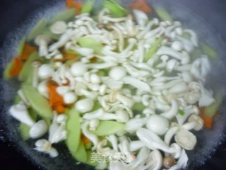 Stir-fried Black-bone Chicken with White Jade Mushroom recipe