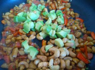 Stir-fried Chicken with Avocado and Cashew Nuts recipe