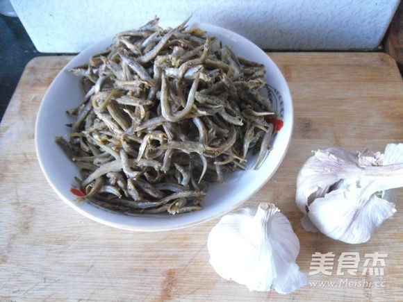 Stir-fried Small Dried Fish with Garlic recipe