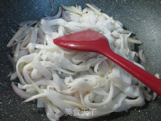 Stir-fried Hor Fun with Onion and Zizania recipe