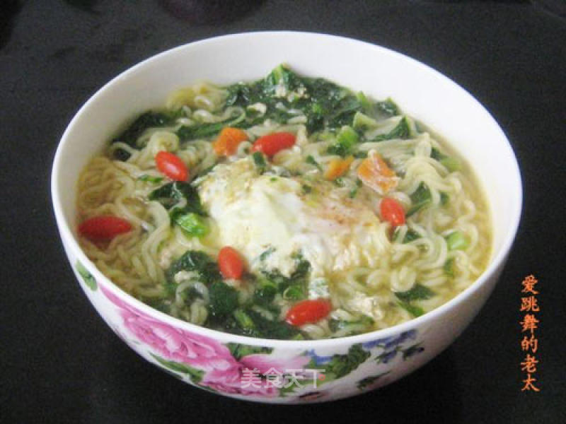 Lettuce and Egg Boiled Instant Noodles recipe