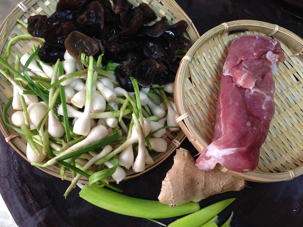 Stir-fried Pork with Wild Garlic recipe