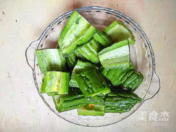 Clear Heat and Cool Down~soybean Bitter Gourd Pork Rib Soup recipe