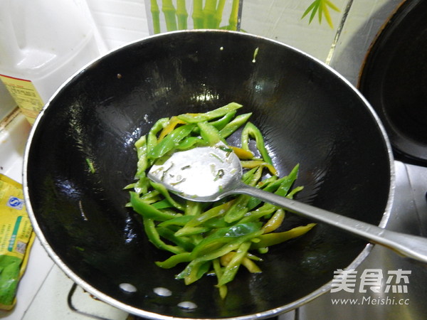 Stir-fried Shredded Bean with Green Pepper recipe