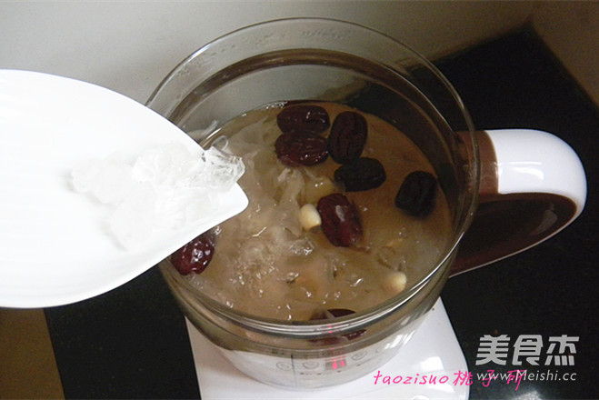 Lotus Seed and Tremella Soup recipe