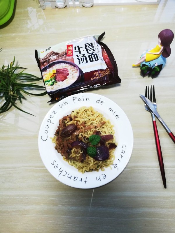 #中卓牛骨汤面# Fried Instant Noodles with Shredded Pork recipe