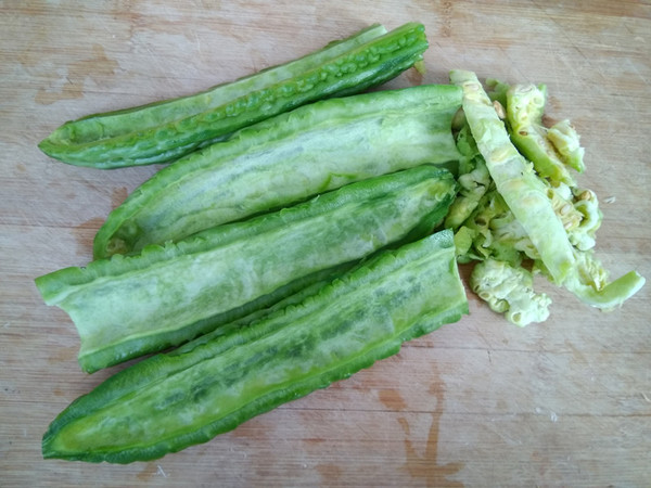Stir-fried Bitter Gourd with White Mushroom recipe