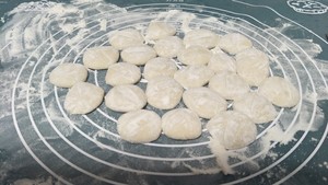 Knead The Noodles by Hand for Three Minutes, Making Dumpling Skins that are Tough, Thin and Well-wrapped recipe
