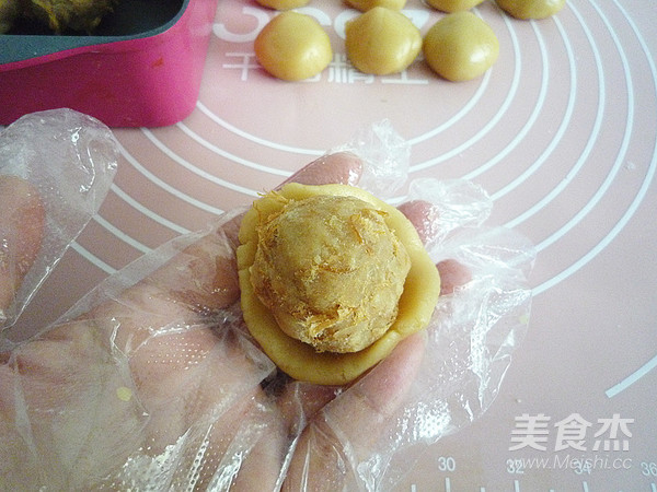 Cantonese Style Meat Floss Kidney Bean Mooncake recipe