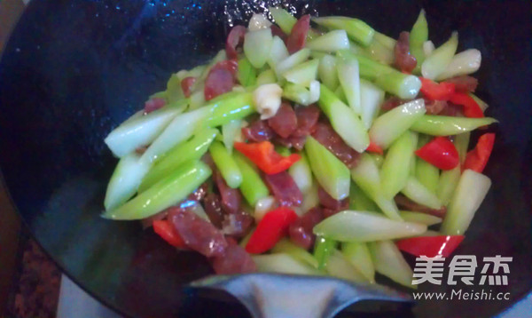 Choi Yuan Stir-fried Sausage recipe