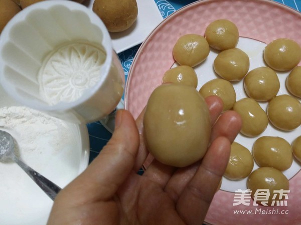 Mooncake with Lotus Seed Paste with Xylitol recipe