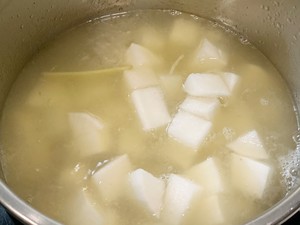 Take A Sip to Warm The Radish and Lamb Bone Soup in The Cold Winter recipe