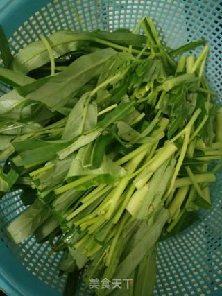 Stir-fried Fatty Pork with Water Spinach recipe
