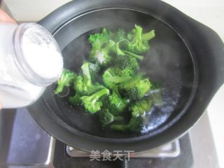 Stir-fried Carrot Balls with Broccoli recipe