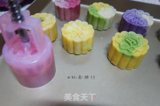 Let You Eat Four Flavors of Custard-filled Peach Mountain Mooncakes at Once recipe