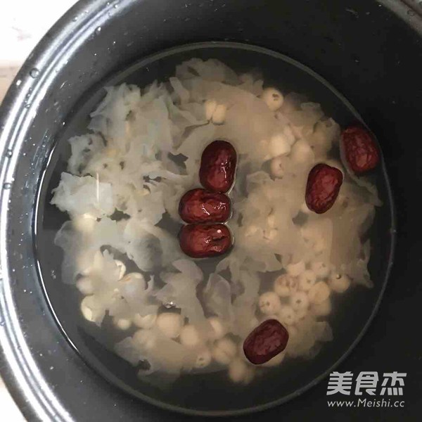 Rock Sugar Tremella Lotus Seed Soup recipe