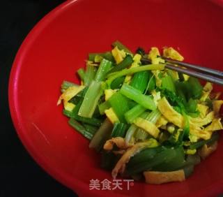 #蛋美食# Egg Skin Mixed with Celery recipe