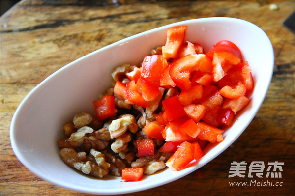 Stir-fried Chicken with Walnut Sauce recipe